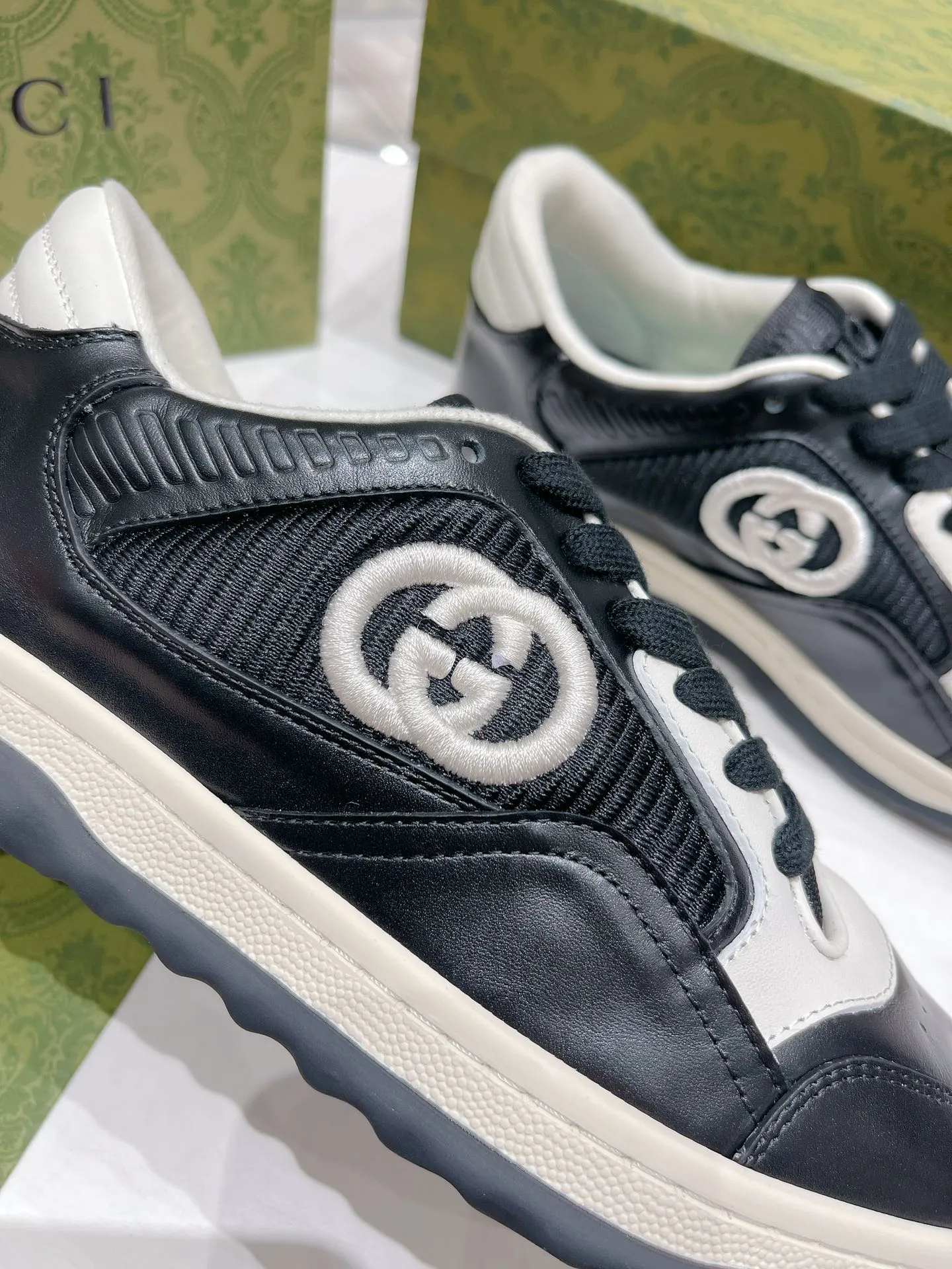 👟👟Ex-factory price 520👟👟 Gucci Gucci 2023 latest hot model MAC80 sneakers, couple style, casual, retro, old, dirty shoes, small dirty shoes, white shoes, original purchase, development, production, Gucci MAC80 new hot model series. The exquisite and compact interlocking double G logo romantically interprets the aesthetic concept of this series. Made of off-white leather, retro inspiration is cleverly integrated into the design of sports shoes, reinterpreting the brand logo. Fabric: Original custom imported first-layer cowhide. Lining: Original custom imported breathable mesh. Outsole: Original molded two-color TPU outsole. Sole thickness: 3CM. Size: Women's 35-40 / Men's 39-45.